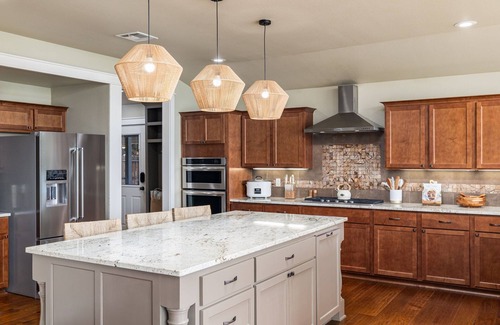 Belton Casa | 3800sf Lake Front Home, Hot Tub, Next to Boat Ramp and Park, Centrally Located!