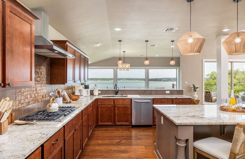 Belton Casa | 3800sf Lake Front Home, Hot Tub, Next to Boat Ramp and Park, Centrally Located!