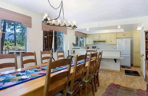 Tahoe Meadows Cabina | 3809 Azure Avenue in South Lake Tahoe