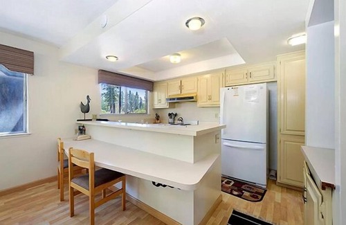 Tahoe Meadows Cabina | 3809 Azure Avenue in South Lake Tahoe