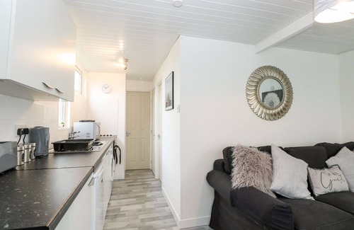 Great Yarmouth Cabaña | 39 Hawaii Beach Bungalows