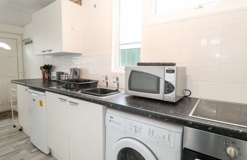 Great Yarmouth Cabaña | 39 Hawaii Beach Bungalows