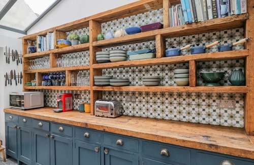 Roath Cabaña | 39 TYDFIL PLACE, pet friendly, character holiday cottage in Cardiff