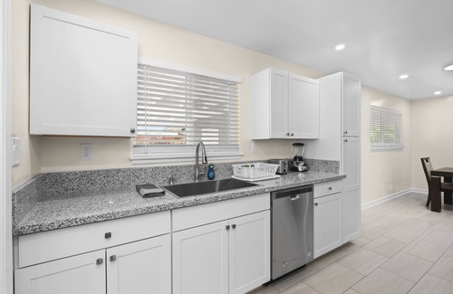 Fresno Casa | 3B/2Bth, Upgraded w Everything New, EasyA to US99