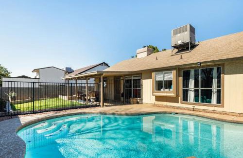 Glendale Casa | 3B with pool for groups near stadium and entertainment