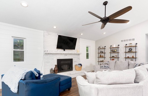 Columbia Casa | 3bd 2ba Private Oasis with a hot tub!