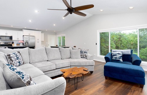 Columbia Casa | 3bd 2ba Private Oasis with a hot tub!