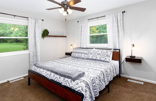 Columbia Casa | 3bd 2ba Private Oasis with a hot tub!