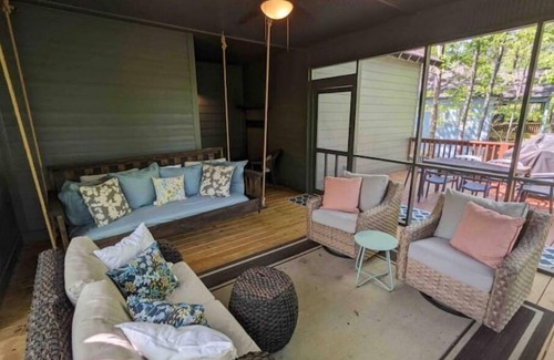 East Tallassee Casa | 3BD 2BA Sleeps 9 Private Lot. Golfcart to Lake, Swimming Pool, Weight Room.
