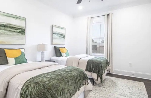Broadmoor Casa | 3bd|2ba Vibrant Nola Modern Loft