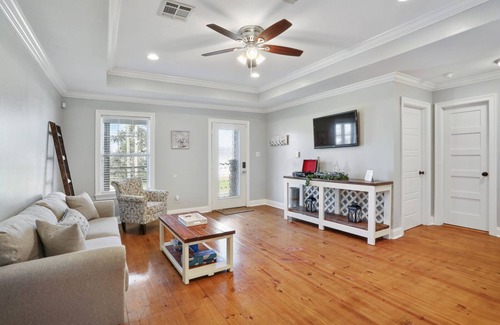 Milneburg Casa | 3BD/2BA with Bar & 24HR Security Patrol for Subdivision