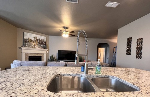 North by Northwest Casa | 3BD|2BTH w/firepit & patio. Full Kitchen & FAST WIFI