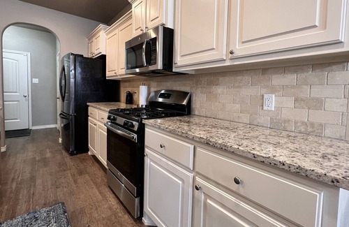 North by Northwest Casa | 3BD|2BTH w/firepit & patio. Full Kitchen & FAST WIFI