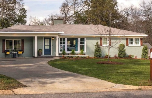 Dothan Casa | 3BD Adult Retreat - Fire Pit, Putting Green, Mins to DT