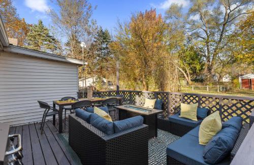 South Bend Casa | 3BD Family Retreat - 4 Mins to UND - Yard Games