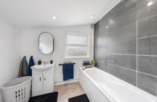 Gillingham Casa | 3Bd House-Long Stays Welcome