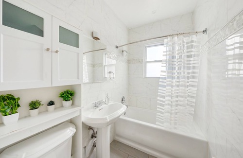 Southeast Yonkers Casa | 3BD Luxury Retreat near NYC + Easy Parking