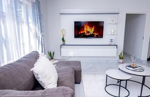 North-West District Apartamento | 3BD Poolside Paradise Fast Starlink Wi-Fi Near CBD and Airport