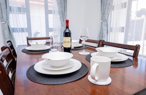 North-West District Apartamento | 3BD Poolside Paradise Fast Starlink Wi-Fi Near CBD and Airport