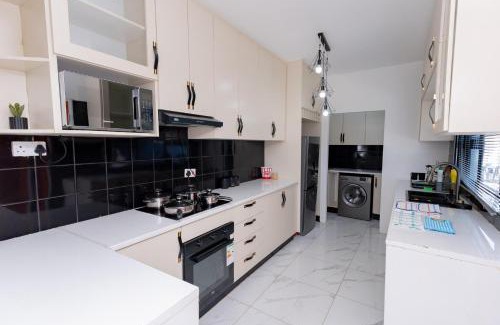 North-West District Apartamento | 3BD Poolside Paradise Fast Starlink Wi-Fi Near CBD and Airport