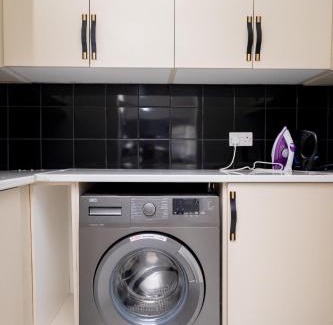 North-West District Apartamento | 3BD Poolside Paradise Fast Starlink Wi-Fi Near CBD and Airport