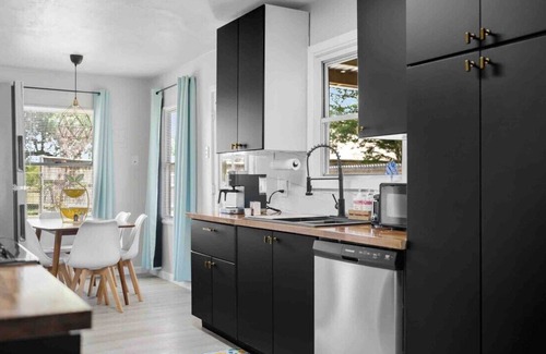 Bay Area Casa | 3BDR+Central+PetsOK+Yard+BBQ+LamarPark