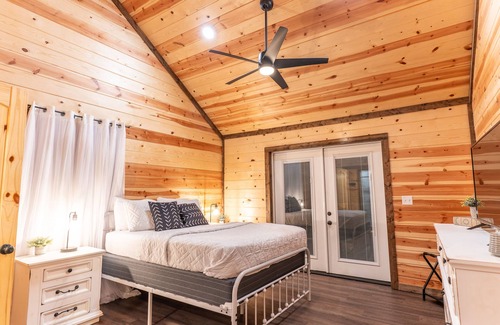 Golden Cabina | 3Bdr + Loft ON RIVER w/ Entertainment for All and Pet Friendly