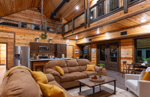 Golden Cabina | 3Bdr + Loft ON RIVER w/ Entertainment for All and Pet Friendly