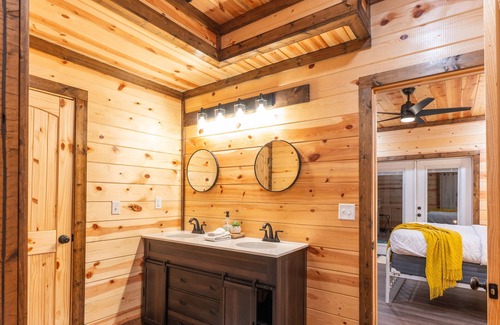 Golden Cabina | 3Bdr + Loft ON RIVER w/ Entertainment for All and Pet Friendly