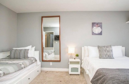 Chinatown Casa | 3BDRM/ 3 baths w/Pool 10 mins from strip.Perfect for seasonally / professionals