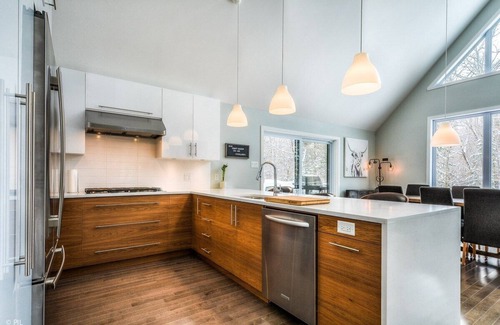 Lac Superieur Village Chalet De Esquí | 3BDRM Zen Private Chalet - Spa/Firepit/Ski, 3BDRM Zen Tremblant Chalet - Ski/Hike/Swim