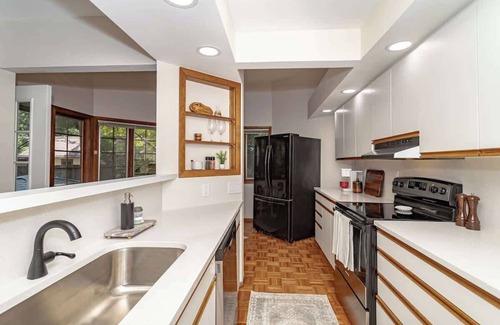Ames Casa | 3bed/1.5bath Modern Retreat w/ Hot Tub