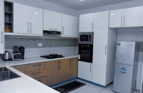 Ajah Casa | 3bed/24/7power/wi-fi/gym/close2Charterhouseschool