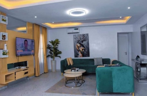 Ajah Casa | 3bed/24/7power/wi-fi/gym/close2Charterhouseschool