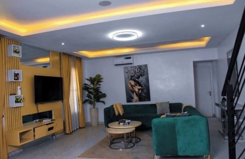 Ajah Casa | 3bed/24/7power/wi-fi/gym/close2Charterhouseschool