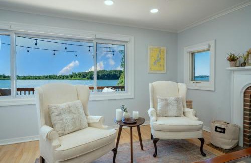 Fox Lake Casa | 3Bed 2Bath Luxury Lake House on Myers Bay Private Pier Beach Firepit and Deck