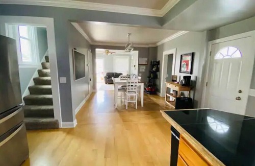 Dubuque Casa | 3bed 2bath nestled in cozy Grandview neighborhood (pet friendly!)