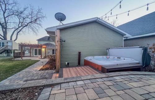 Cedar Falls Casa | 3Bed 2Bath Outdoor Oasis, Fenced Yard, HOT TUB!