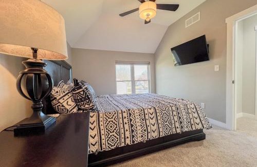 Cedar Falls Casa | 3Bed 2Bath Outdoor Oasis, Fenced Yard, HOT TUB!