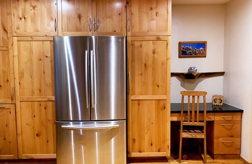 Kachina Village Cabina | Luxury Custom Nakai Chalet, AC, Jacuzzi Sale EV charger
