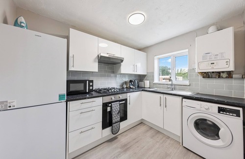 Basildon Casa | 3Bed Gem, Sleep 7, with a TV in Every Room, Garden, Free Parking and Netflix
