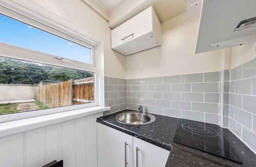 Basildon Casa | 3Bed Gem, Sleep 7, with a TV in Every Room, Garden, Free Parking and Netflix