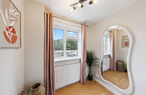 Basildon Casa | 3Bed Gem, Sleep 7, with a TV in Every Room, Garden, Free Parking and Netflix