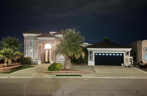 Biggs Field Casa | 3bedroom 3 bath Indoor pool