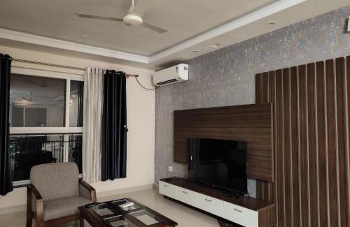 Agara Apartamento | 3BHK- View of Pool, Lake, Sunset With Maid on 6th floor only for Families