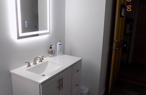 Haysi Cabina | 3BR/1BA Guest Suite - Private Entrance, Deck, Bedrooms, and Exclusive Bathroom