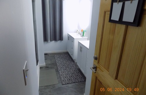 Haysi Cabina | 3BR/1BA Guest Suite - Private Entrance, Deck, Bedrooms, and Exclusive Bathroom