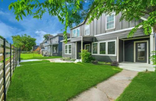 South Central Houston Casa | 3BR 1King 2Full 1Queen 1 Sofa Queen Beds DwnTwn Med Center
