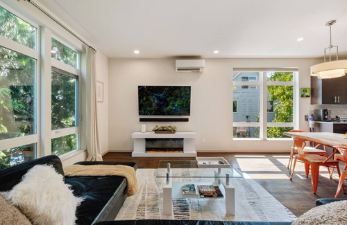 Fremont Casa | 3BR/2.5BA Modern Townhome, City view, Free Parking, EV Charger