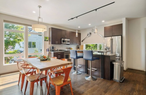 Fremont Casa | 3BR/2.5BA Modern Townhome, City view, Free Parking, EV Charger